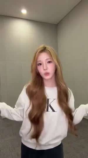 하츠투하츠 유하, 에이나