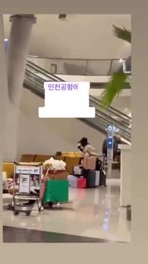 인천공항 핸드폰 충전녀.MP4
