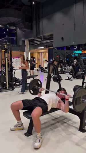 헬스장에서 죽을뻔한 위기에서 구출 받았지만 기분나쁜 이유