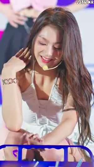 생수 고른다고 집중하는 미모 프로미스나인 이나경