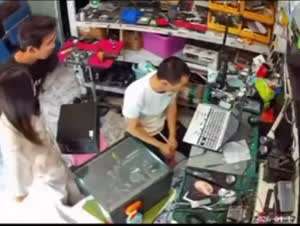게임을 하면 노트북이 뜨거워져서 수리 맡기러 간 여자.gif