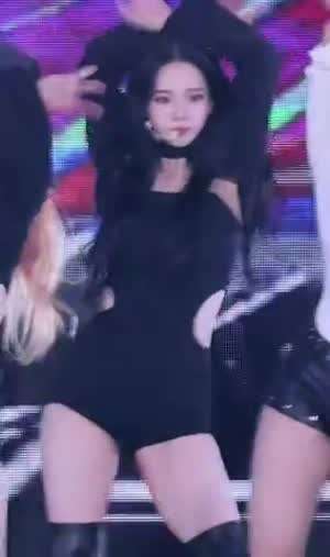 옆구리 뚫린 의상 롱부츠 에스파 카리나 탄탄한 허벅지 (2)