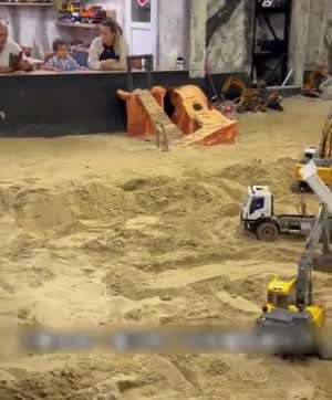 공사판에서 카페 영업을 하네요...