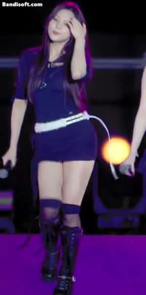 [비비지] 무대에서 걸어오는 엄지..gif