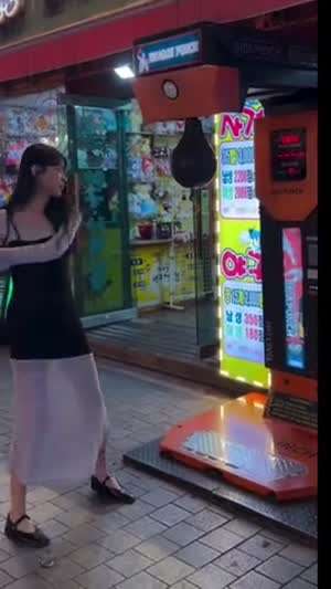 오락실 펀치 시도하는 처자.MP4