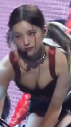 있지 양갈래 예지 빨간 란제리룩 입고 숙일때 찰랑이는 가슴골.mp4