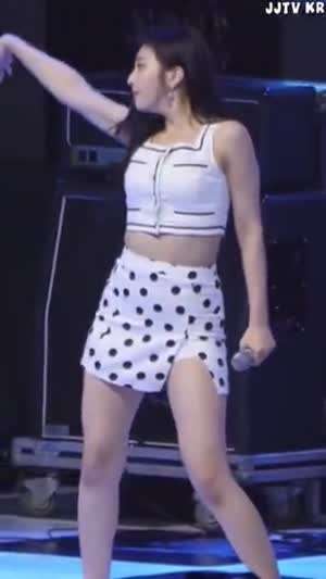 크롭 나시 겨드랑이 땡땡이 치마 허벅지 레드벨벳 조이