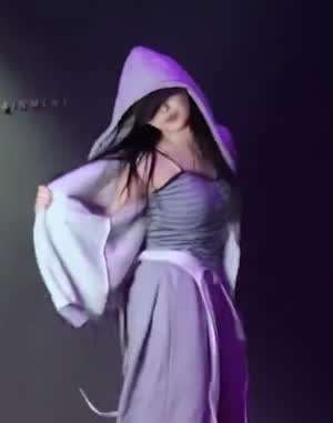 프로미스나인 송하영 연습실 사복 볼륨 자랑