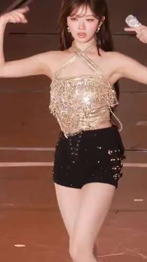 아이브 레이 황금 홀터넥 겨드랑이