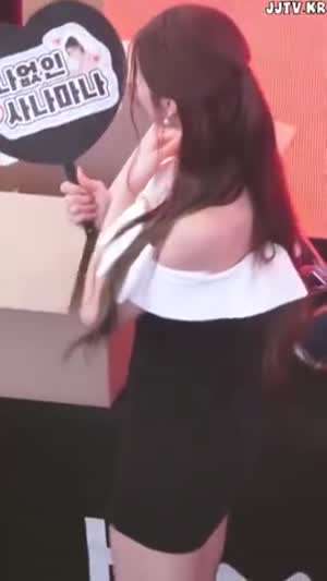 위에서 본 팬사인회 오프솔더 정장 트와이스 사나