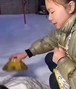 스노우 볼을 만드는 소녀