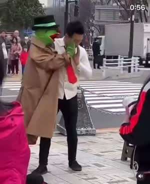 길거리에서 페페와 싸우는 동양인