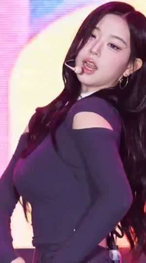 측면에서 본 묵직한 바운스 트리플에스 김채연