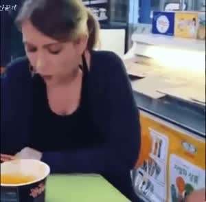 외국인들이 불닭볶음면 먹는 방법