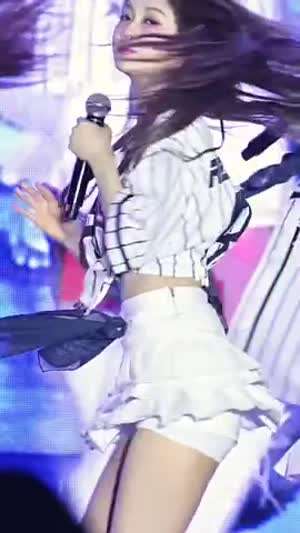 턴하는 트리플에스 공유빈 순백색 속바지 쫀쫀한 엉덩이 라인.mp4