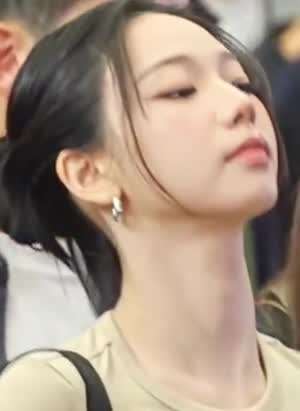 쭉 늘려서 보여주는 에스파 카리나 목선.mp4