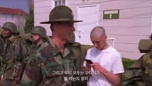 훈련소 첫날 나눠준 개인 장비를 처분해버린 폐급 훈련병.mp4