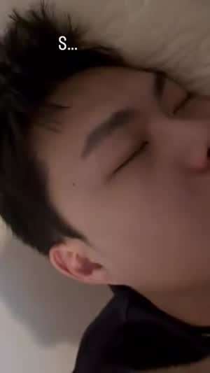 자면서도 ㅅㅅ 하자는...