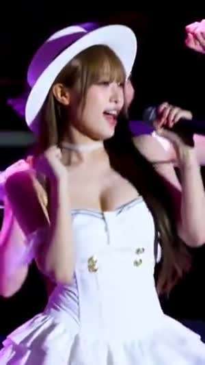 최예나 찰랑이는 윗가슴골.mp4