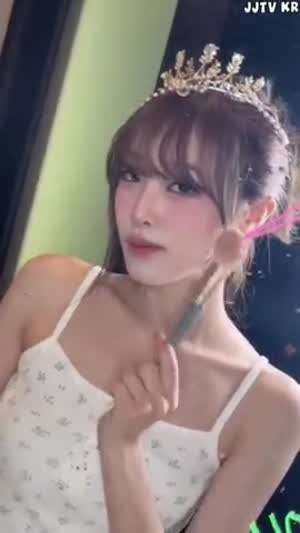 왕관 쓴 최예나 끈나시 요망한 표정