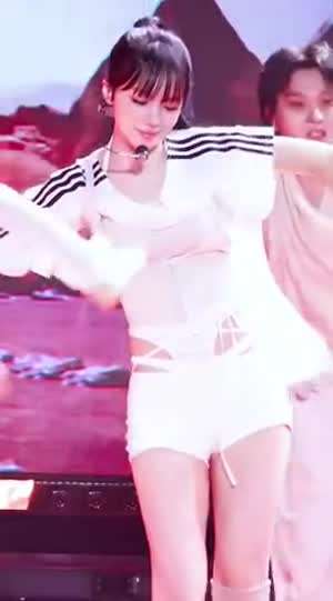 포니테일 르세라핌 김채원 흰색 핫팬츠 쩍벌안무 내전근 허벅지 떨림