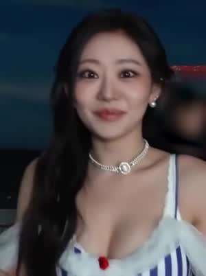 키스오브라이프 쥴리 줄무늬 나시 가슴골.mp4