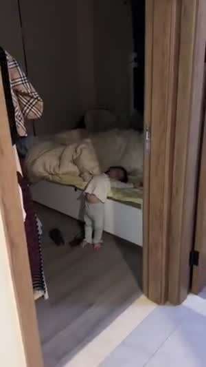 자기 딸 수면자세 보고 놀라 찍은 영상