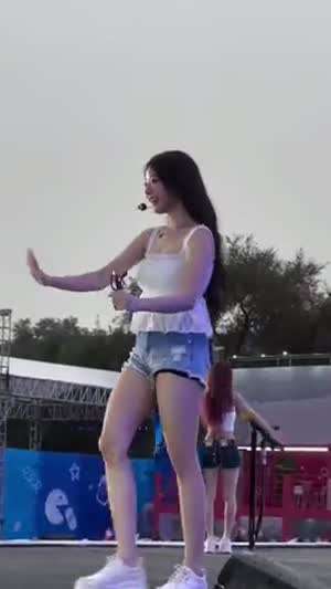 QWER 히나 전신샷