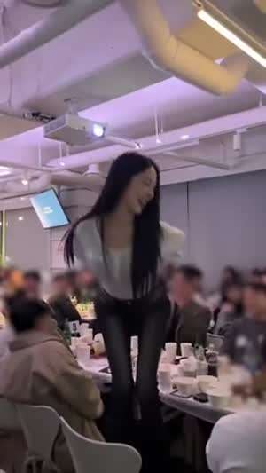 춤을 열심히 추는 그녀
