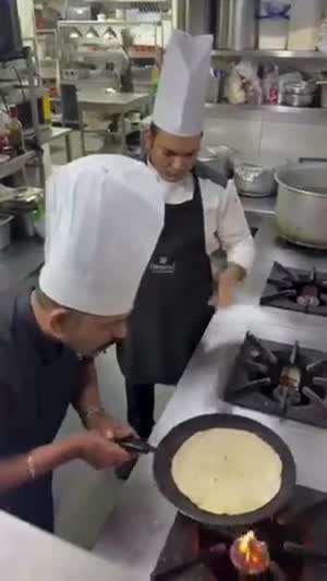 답답하네, 프라이팬 이리 줘 봐