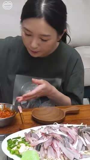 기름 잔뜩 오른 가을 전어회랑 전어구이 소주
