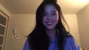 조용히 하라고 말하는 한소희