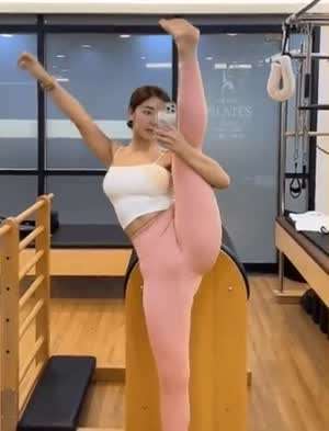 항상 같은 포즈로 셀카 찍는 누나