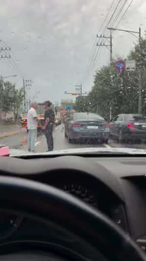 아저씨들 싸우지 마세요