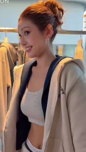 스포츠 브라에 후드 걸친 전소미 매드해피 서울 행사장