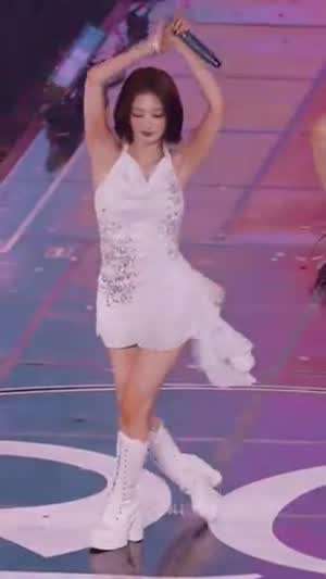 단발로 자른 이나경 콘서트