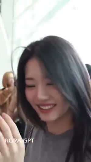 팬들한테 인사하는 베이비몬스터 로라