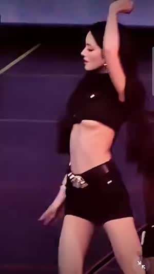미야오 안나 밑가슴 노출 의상 사고