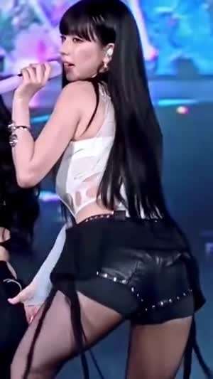 탄탄한 허벅지 에스파 카리나 커피스타킹 가죽핫팬츠 TIMA 무대 (3)