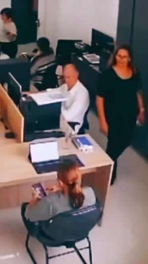 어느 직장상사의 민폐.gif