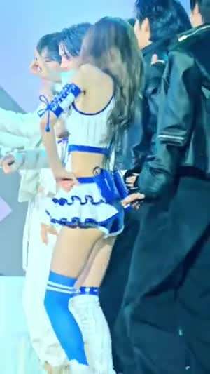 끼부리는 최예나 파란 에나멜 핫팬츠
