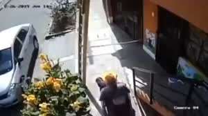 길 좀 막혔다고 사람이 올라간 사다리를 흔들어버림
