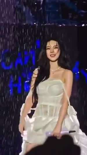 비에 흠뻑 젖은 카리나
