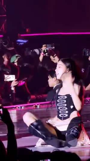 무대 바닥에 앉아 쩍벌 안무 르세라핌 카즈하