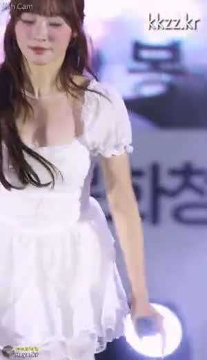 앞으로 숙이는 라잇썸 히나