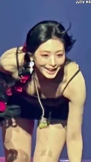 팬들에게 꽃 던져 주다 방심한 베이비몬스터 아현
