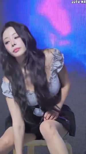 프릴 오프솔더 숙인 가슴골 브브걸 은지