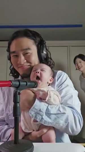 [영상] 아이의 목소리를 녹음하는 젊은부모