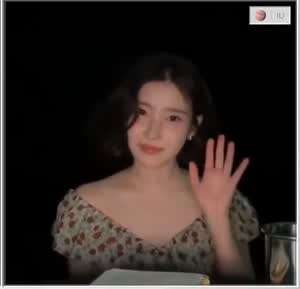 꽃무늬 원피스 웨이브 단발 아이유