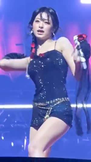 무대1열 아래서 본 아현...앞뒤 보인 엉밑살
